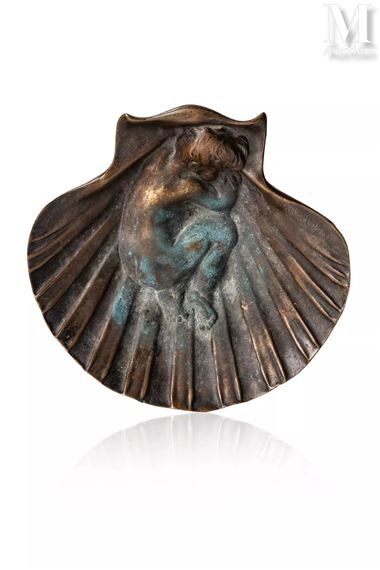 Coupe  en forme de coquille saint jacques accueillant un Amour - Noël C.R. Ruffier