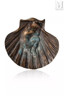 Coupe  en forme de coquille saint jacques accueillant un Amour - Noël C.R. Ruffier