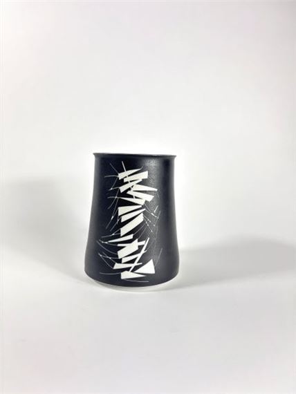 Vase  noire à décors géométriques blancs en réserve by Robert Deblander