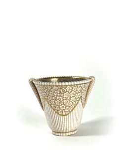 Vase tronconique sur talon à deux anses pleines en céramique émaillé blanc et doré à décor de cannelures et fleurs - Auguste-Claude Heiligenstein