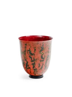 Vase en dinanderie à corps conique ouvert sur talon droit laqué rouge à l'intérieur et jaune - Jean Dunand