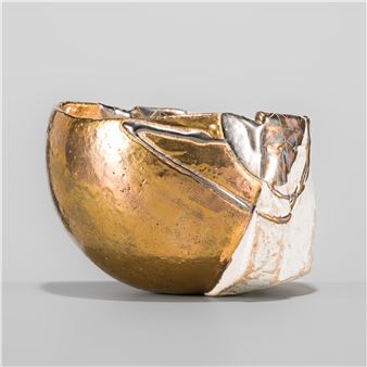 TOMITA HIROYUKI: A LACQUERED CLAY KAMATIGAWARI CHAWAN (TEA BOWL - Tomita Hiroyuki