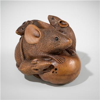 ITSUMIN: A FINE WOOD NETSUKE OKIMONO OF A GROUP OF RATS WITH PERSIMMON - Hokyudo Itsumin