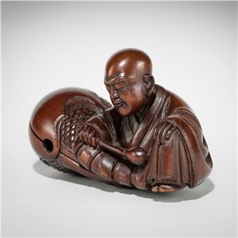 SHUMIN: A FINE WOOD NETSUKE OF A MONK WITH MOKUGYO - û