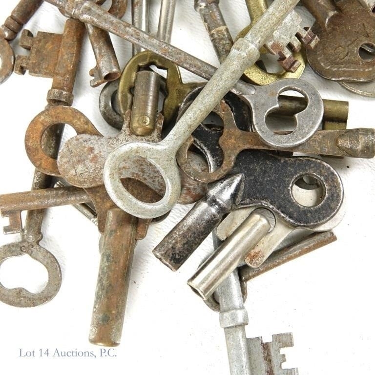 Thomas Keyse | Old Skeleton & Clock & Drawer Keys (200 | MutualArt