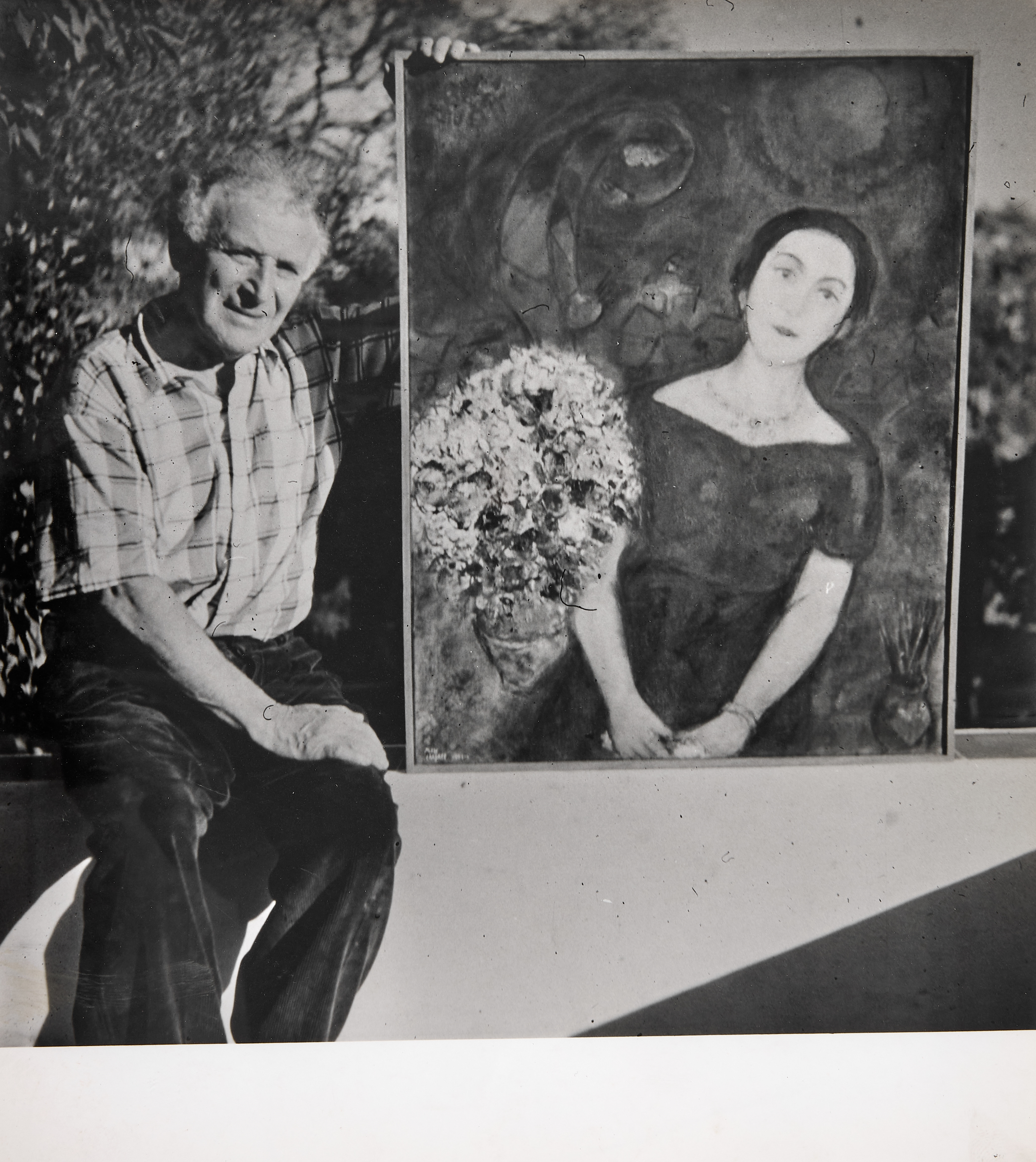 Michel Sima | Marc Chagall avec ses œuvres (1955) | MutualArt