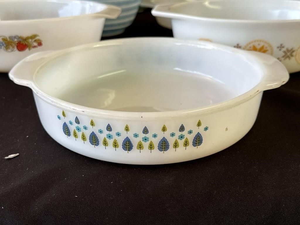 Pyrex | 13 vintage Pyrex glass dishes | MutualArt
