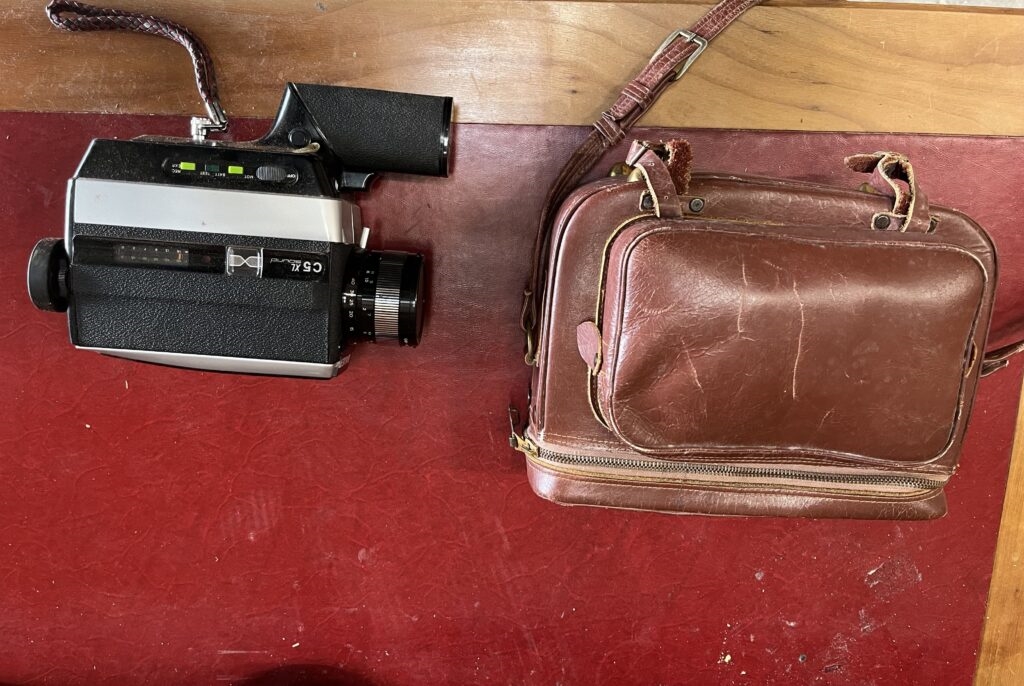 Artwork by Mark Bauer, Dans un étui (accidents et manques