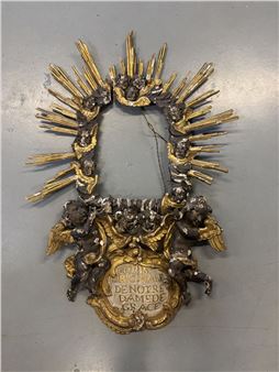 Important CADRE en bois sculpté et argenté à décor de deux anges, chérubins. Travail italien - Travail Italien