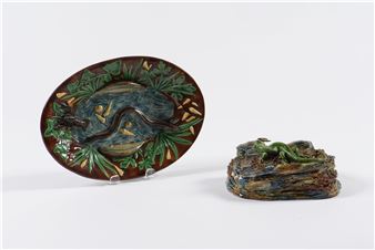 Plat et bas-relief dans le goût de Palissy - Geoffrey Luff