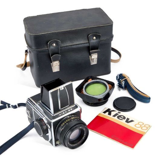 A KIEV 88 MEDIUM FORMAT FILM CAMERA - MANUAL