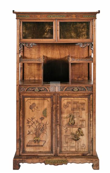 Meuble vitrine en bois sculpté et bronze ciselé à décor de dragons.table fleurie, papillon et motifs stylisés, ouvre à deux vantaux et deux tiroirs en partie basse, présente deux étagères et deux vitrines en partie haute by Gabriel Viardot