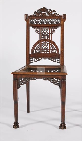 Chaise en bois ajouré et sculpté à motifs sinisants stylisés, dragon à l’amortissement, pieds antérieurs à terminaisons en griffe by Gabriel Viardot
