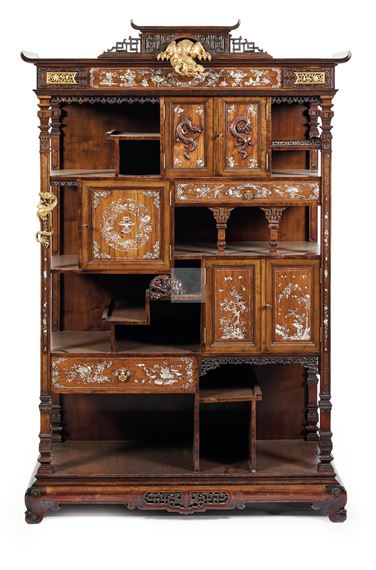 Meuble formant présentoir en bois naturel et palissandre incrusté de nacre à décor de phoenix, papillons, corbeilles de fruits et filets, décor de dragons en bois sculpté et bronze ciselé et doré , ouvre à cinq vantaux et un tiroir, fronton en pagode souligné de plaques de bronze à motifs de rinceaux by Gabriel Viardot