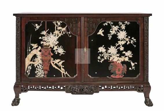 Importante commode en bois naturel ouvrant par deux vantaux laqué laissant découvrir cinq rangs de tiroirs coulissants, riche ornementation de laques, os et nacre détaillant des décors d’oiseaux branchés et vases fleuris, pose sur 4 pieds griffes by Gabriel Viardot, circa 1880