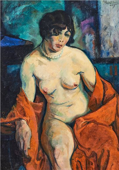 Kvinna med pärlhalsband i interiör by Helmer MasOlle