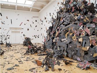 Leonardo Drew Review – Are These Towers of Debris the Ruins of America?