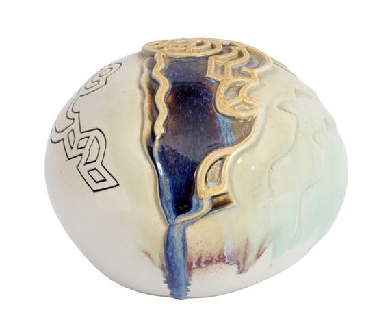 Superbe vase en céramique de forme ronde, avec un décor en relief et des gravures