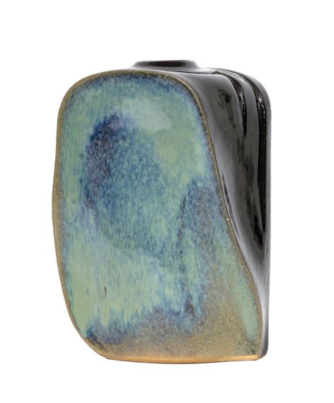 Vase en céramique de forme complexe, avec des émaux noirs, ocres et un très beau vert-bleu by Francis Valcke