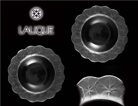 A Pair of French Lalique Geranium Honfleur Crystal Glass Plate, Signed