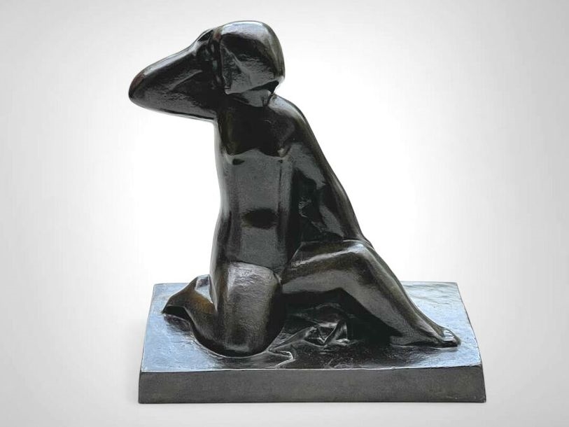 joseph-csaky-woman-kneeling-on-the-ground-one-hand-behind-her-head