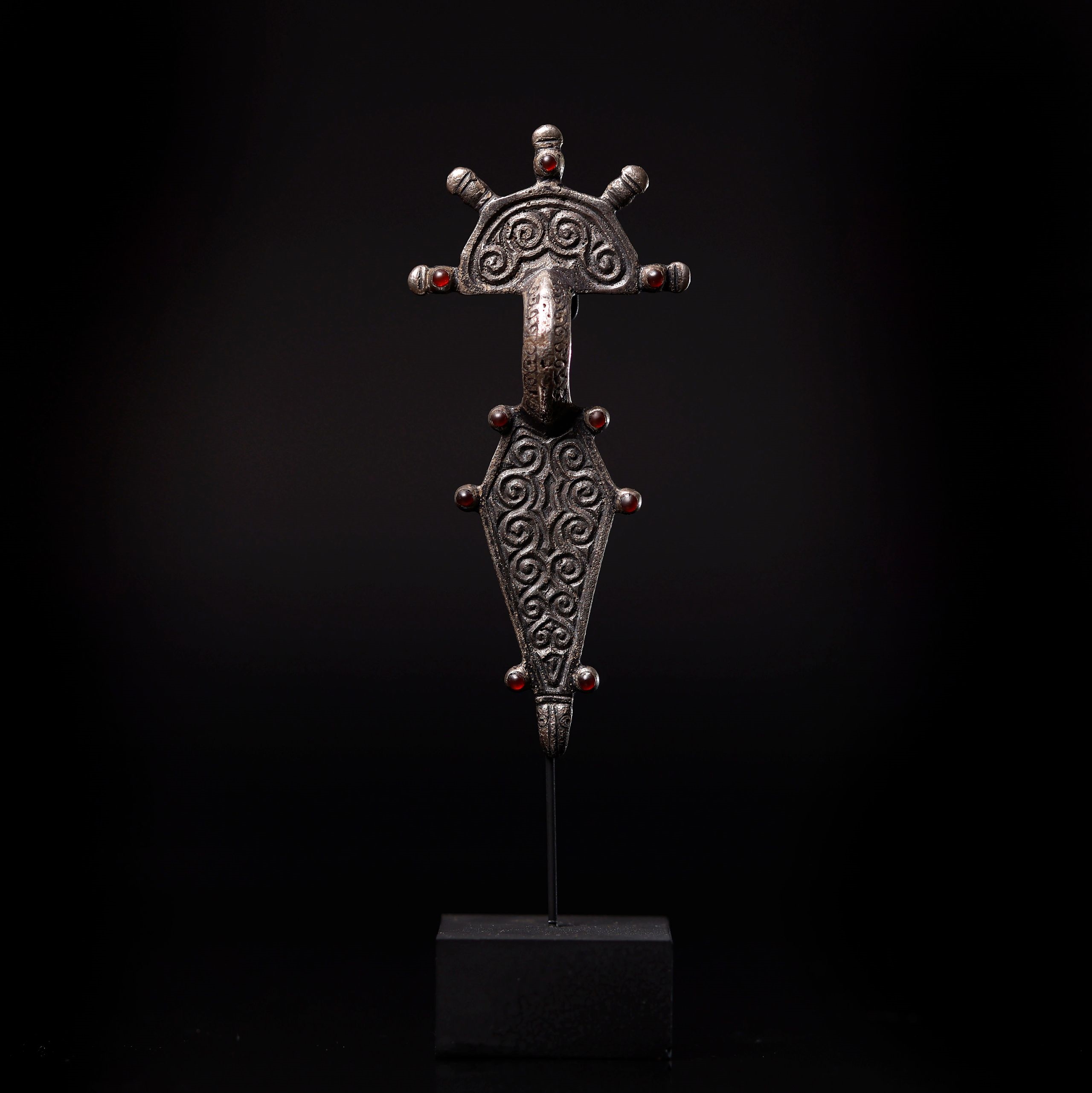 Su Tianto | Fíbula Merovingio en plata Siglo VII d.C | MutualArt