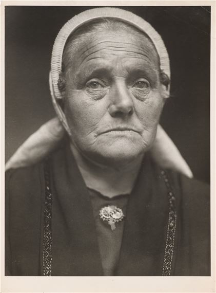 Porträt einer holländischen Frau in Tracht by Erna Lendvai-Dircksen, circa 1930