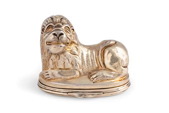 sbalzata e cesellata in modo realistico a forma di leone sdraiato, il coperchio sagomato è applicato a cerniera; difetti - Christian Leo