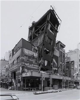 KOBE AFTER THE EARTHQUAKE - Ryuji Miyamoto