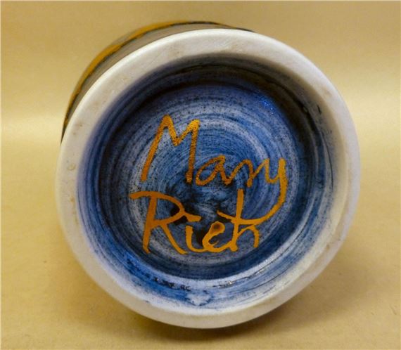 Mary Rich | A Mary Rich studio pottery vase of ovoid form | MutualArt