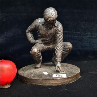 A large Jeanne Rynhart sculpture of a golfer - Jeanne Rynhart