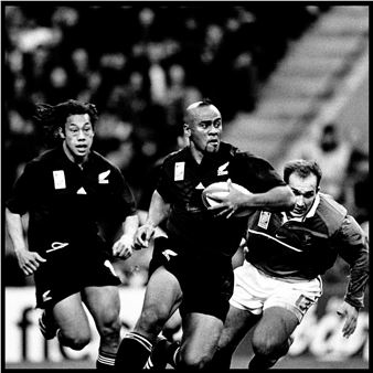 Coupe du monde de rugby 1999. Le joueur de rugby néo-zélandais Jonah Lomu avec le ballon en action lors de la demi-finale de la coupe du monde de rugby contre la France le 31 octobre 1999 dans le stade de Twickenham. - Michel Birot