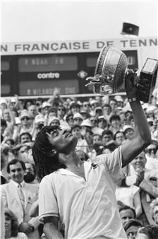 Yannick Noah remporte Roland-Garros en 1983 Yannick Noah est victorieux en finale de Roland-Garros contre Mats Wilander, le 5 juin 1983 à Paris. - Alain Mingam