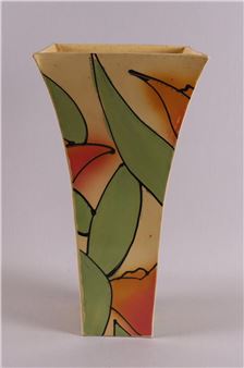 Een ruitvormige keramische vaas met floraal decor - Jan Kamphuis