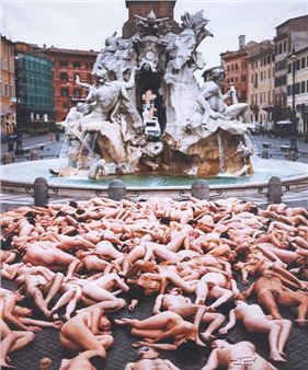 Rome I (Piazza Navona) - Spencer Tunick