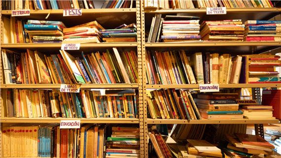Librería Donceles - Weisman Art Museum