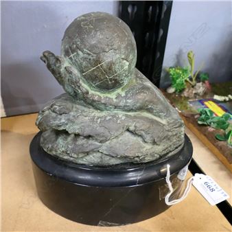 BRONZE SCUPTURE HAND HOLDING THE WORLD BY MARA DOMINIONI H160MM - Mara Dominioni
