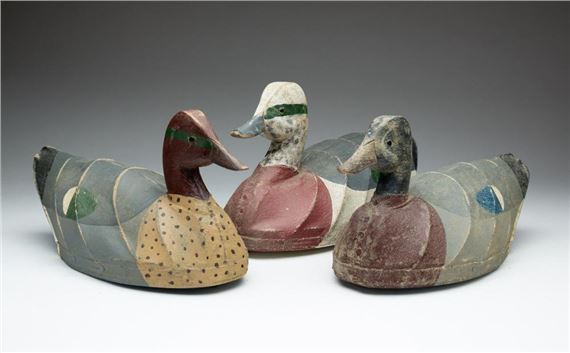 THREE WILLIAM MOSLEY (NORTH CAROLINA, 1925-2015) CARVED WOOD AND CANVAS-OVER-WIRE DUCK DECOYS - William Mosley