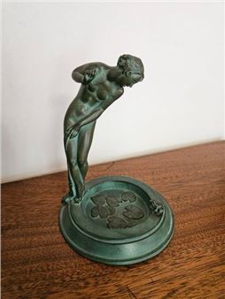 Femme à la grenouille près des nénuphars - Raymonde Guerbe