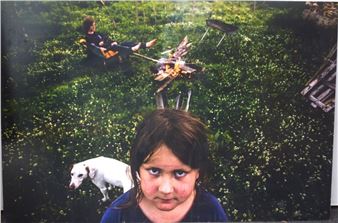 Fillette, chien et feu de camp - Martin  Bertrand