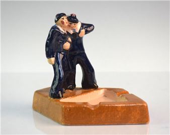 Cendrier en faïence émaillée polychrome orné de deux marins en goguette - Jim Sevellec