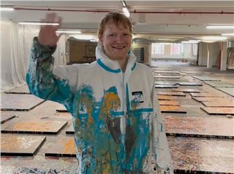 When Ed Sheeran swaps the guitar for brushes: simple whim or true artistic approach?