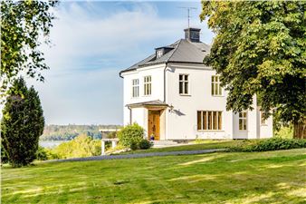 Review: A Group Exhibition at Hassla Gård