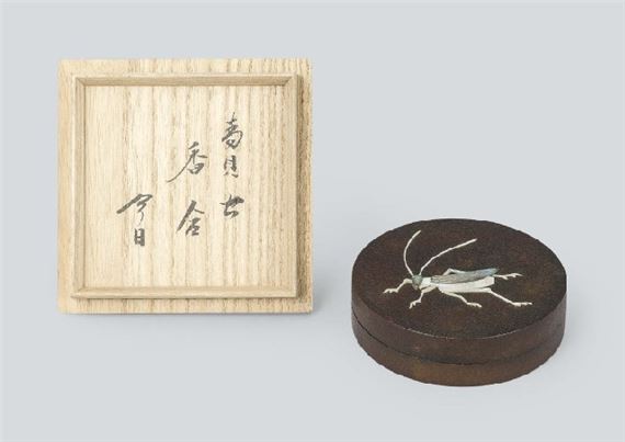 Kawabata Kinsa V | Incense container with design of insect in blue ...