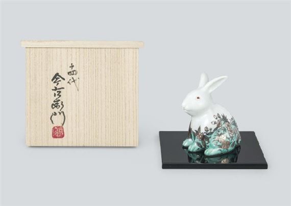 Rabbit ornament with design of grass and flower in overglaze enamel - Imaizumi Imaemon XIV