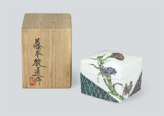 Covered box with design of cornflower in overglaze enamel by Yoshimichi Fujimoto