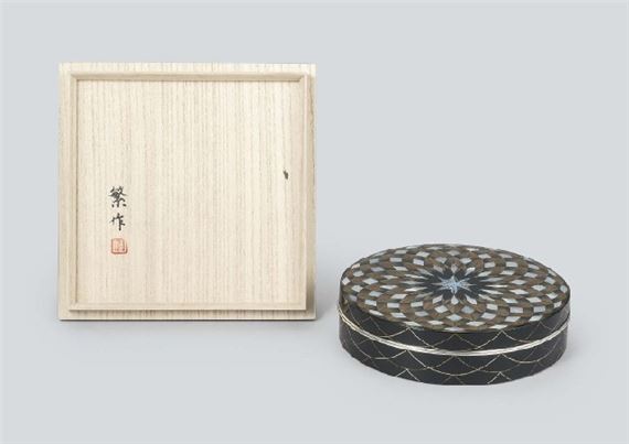 Circular box with design in maki-e lacquer and Mother-of-pearl inlay "Sound of rising waves - Kitamura Shigeru