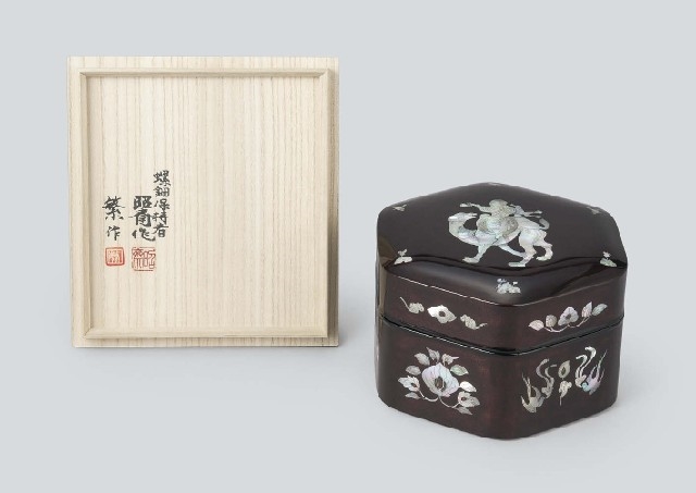 Artwork by Shosai Kitamura, Kitamura Shigeru, Hexagonal box with Shosoin traditional design in Mother-of-Pearl inlay