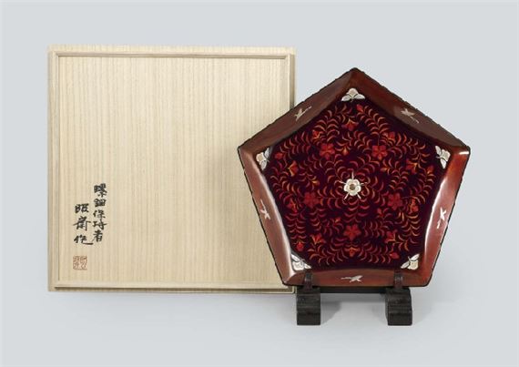 Tray in gradated maki-e lacquer and mother-of-pearl inlay by Shosai Kitamura