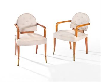 – ACTIF DANS LES ANNÉES 1930-1940 PAIRE DE FAUTEUILS de type Bridge en hêtre (re)verni. Les dossiers inclinés et cintrés en partie haute. Les pieds avant terminés par des sabots de type Spatule , les pieds arrière de type Sabre. Regarnis et (re)tapissés de tissu beige clair. Haut... - Jacques Lardin